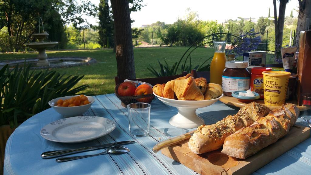 فندق آيكس أومبروفينسفي  Bastide De La Madeleine الغرفة الصورة